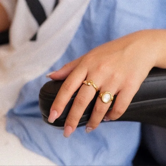 18K Gold Plated Mother of pearl tag Ring - Picture 6 of 9